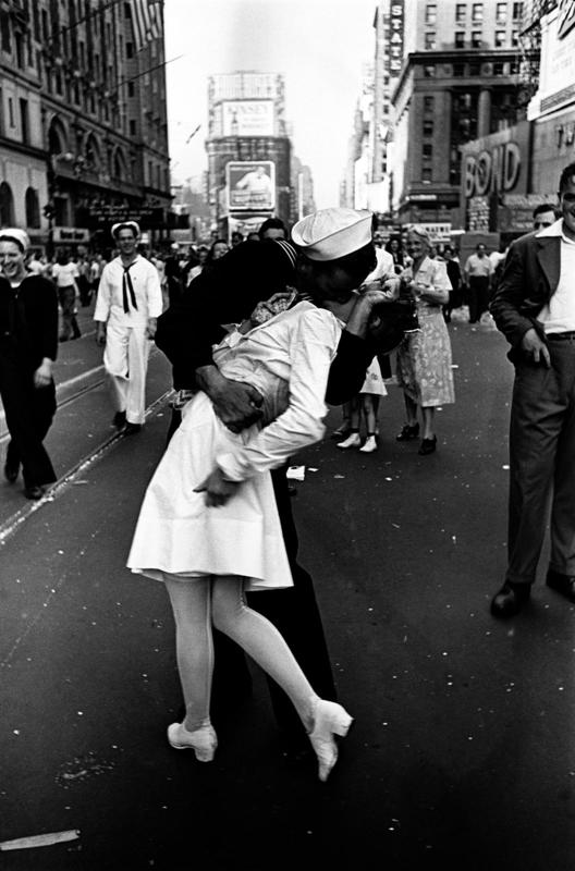 1945年,著名的《胜利之吻》,Alfred Eisenstaedt